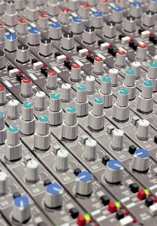 simsearch:694-03694097,k - Knobs of a studio soundboard. Foto de stock - Royalty-Free Super Valor e Assinatura, Número: 400-03941340