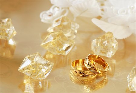 simsearch:693-06022193,k - Golden wedding rings in yellow and golden tone Fotografie stock - Microstock e Abbonamento, Codice: 400-03941413