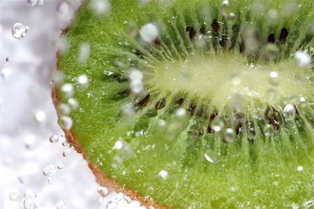 close up of drops on the green fresh fruit Foto de stock - Super Valor sin royalties y Suscripción, Código: 400-03941458