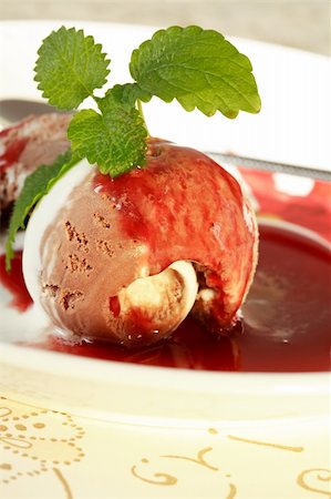simsearch:824-07586323,k - Delicious ice cream with strawberry liqueur Stockbilder - Microstock & Abonnement, Bildnummer: 400-03941610