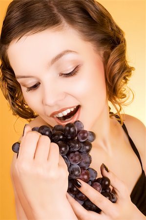 simsearch:400-03965676,k - a glamorous girl holding some grapes in her hand Foto de stock - Super Valor sin royalties y Suscripción, Código: 400-03941648