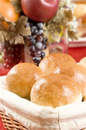 simsearch:659-07738976,k - Dinner rolls in a basket Stock Photo - Budget Royalty-Free & Subscription, Code: 400-03941694