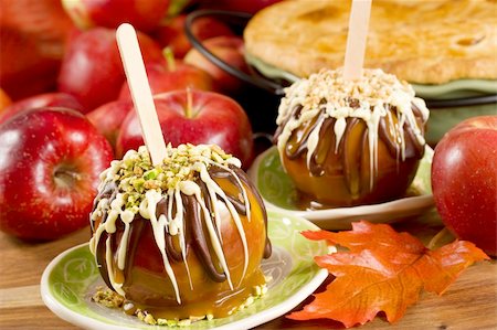 Caramel apples topped with chocolate and nuts Photographie de stock - Aubaine LD & Abonnement, Code: 400-03941693