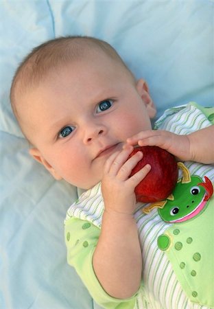 simsearch:400-05014700,k - Cute happy 3 month old baby holding an apple Fotografie stock - Microstock e Abbonamento, Codice: 400-03941866