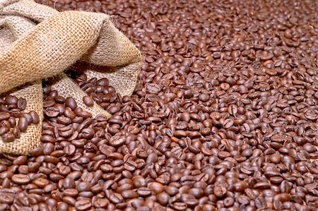 Coffee sack and roasted brown coffee background Stock Photo - Budget Royalty-Free & Subscription, Code: 400-03942113