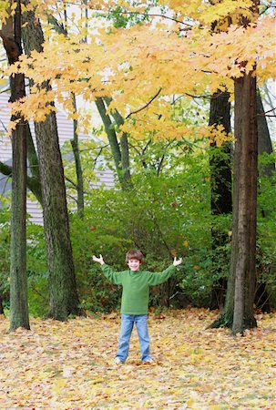simsearch:400-05166871,k - Boy Holding Arms up in the Fall Trees Foto de stock - Royalty-Free Super Valor e Assinatura, Número: 400-03942129