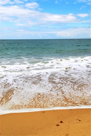 simsearch:400-04476833,k - Ocean wave advancing on a yellow sandy beach Foto de stock - Super Valor sin royalties y Suscripción, Código: 400-03942150