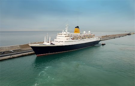 Ocean liner parked in mediterranean port Photographie de stock - Aubaine LD & Abonnement, Code: 400-03942486
