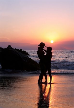 simsearch:400-03942507,k - Couple on the beach at sunset Fotografie stock - Microstock e Abbonamento, Codice: 400-03942507