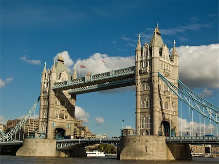 simsearch:862-05997506,k - London tower bridge with blue sky background Foto de stock - Super Valor sin royalties y Suscripción, Código: 400-03942688