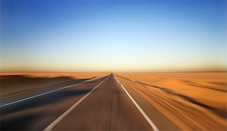 slow shutter - Fast Driving on Desert Highway Foto de stock - Super Valor sin royalties y Suscripción, Código: 400-03942760