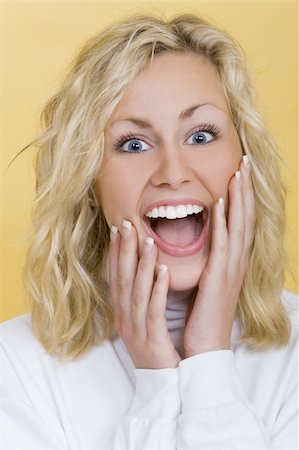 simsearch:400-04058311,k - Studio shot beautiful young blond woman looking happily surprised Foto de stock - Super Valor sin royalties y Suscripción, Código: 400-03942796