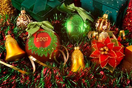 simsearch:400-03961239,k - Christmas ornaments, presents, bells,flowers Photographie de stock - Aubaine LD & Abonnement, Code: 400-03942904