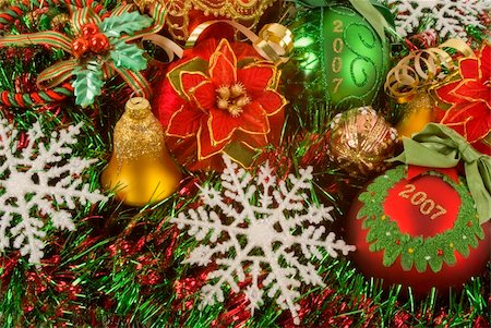 simsearch:400-03961239,k - Christmas ornaments, snowflakes, bells,flowers Photographie de stock - Aubaine LD & Abonnement, Code: 400-03942906