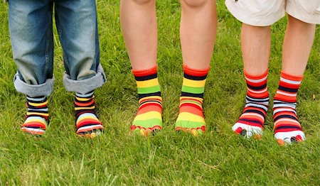 simsearch:400-04895941,k - Three kids Wearing Multi colored Toe Socks Fotografie stock - Microstock e Abbonamento, Codice: 400-03943076