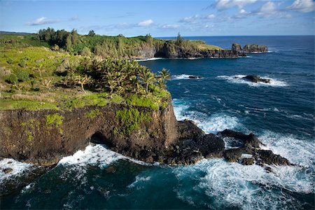 simsearch:400-04006467,k - Aerial of rocky coast on Pacific ocean in Maui, Hawaii. Photographie de stock - Aubaine LD & Abonnement, Code: 400-03943247