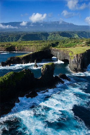 simsearch:400-04006467,k - Aerial of rocky coast on Pacific ocean in Maui, Hawaii. Photographie de stock - Aubaine LD & Abonnement, Code: 400-03943249
