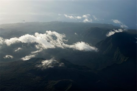 simsearch:400-04006465,k - Aerial view of mountain landscape with clouds in Maui, Hawaii. Photographie de stock - Aubaine LD & Abonnement, Code: 400-03943257