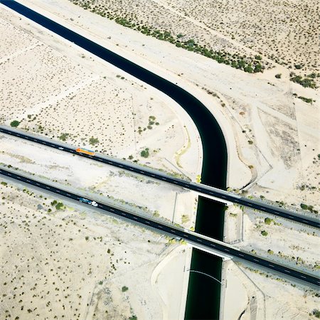 Aerial of interstate 10 highway crossing over Colorado River Aqueduct in Arizona. Stockbilder - Microstock & Abonnement, Bildnummer: 400-03943291