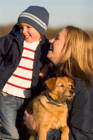 russell, new zealand - A mother her young son and the family dog together laughing on a park bench. Photographie de stock - Aubaine LD & Abonnement, Code: 400-03943545