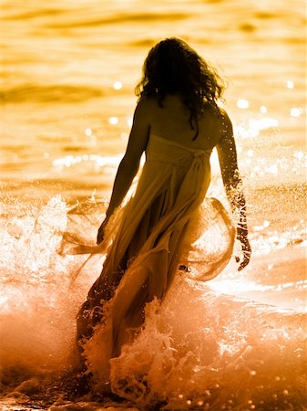 simsearch:6109-06195645,k - Woman on the beach at sunset Foto de stock - Super Valor sin royalties y Suscripción, Código: 400-03943606