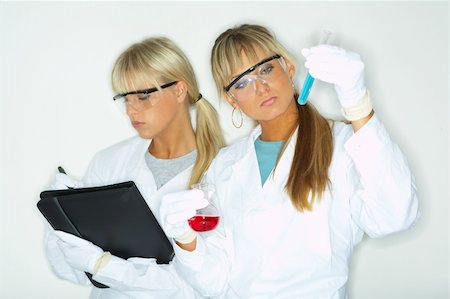 simsearch:640-03258371,k - Beautiful female lab workers testing and experimenting Photographie de stock - Aubaine LD & Abonnement, Code: 400-03955632