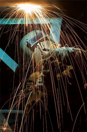 simsearch:632-03500560,k - welder working at night has sparks fly Photographie de stock - Aubaine LD & Abonnement, Code: 400-03955820