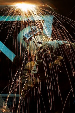 simsearch:400-03975695,k - welder working at night has sparks fly Foto de stock - Super Valor sin royalties y Suscripción, Código: 400-03955820