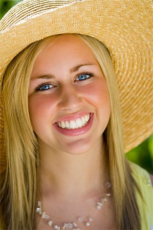 simsearch:400-04058311,k - A gorgeous young blond woman with a stunning smile wearing a big hat and illuminated by summer sunshine. Foto de stock - Super Valor sin royalties y Suscripción, Código: 400-03956477