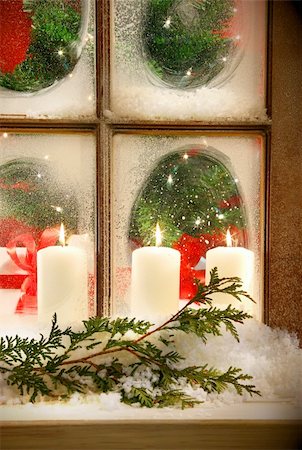 snowflakes on window - Frosted window looking into festive candles and holiday decorations Photographie de stock - Aubaine LD & Abonnement, Code: 400-03956742