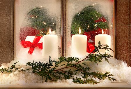 simsearch:700-02461235,k - Three white candles in a frosted window Fotografie stock - Microstock e Abbonamento, Codice: 400-03956753