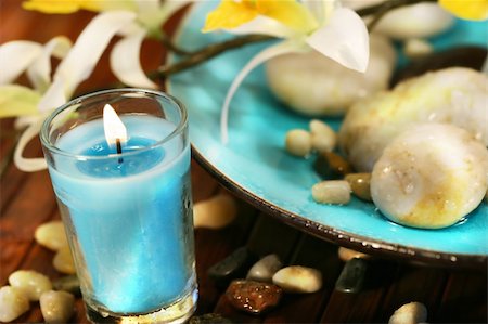 simsearch:400-03950235,k - Blue aromatherapy candle and spa stones Photographie de stock - Aubaine LD & Abonnement, Code: 400-03956765