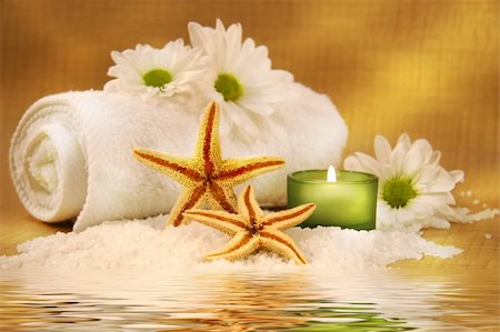simsearch:400-03950235,k - Starfish and green candle near water reflection Photographie de stock - Aubaine LD & Abonnement, Code: 400-03956785
