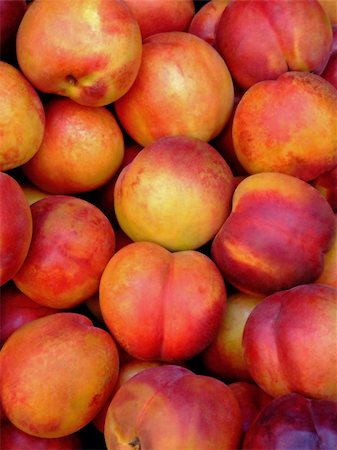 simsearch:700-00528614,k - Bunch of peaches on an open market Photographie de stock - Aubaine LD & Abonnement, Code: 400-03956906