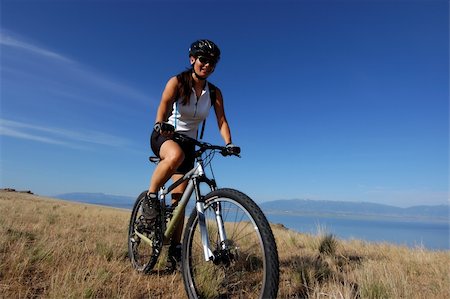 Woman on a mountain bike Photographie de stock - Aubaine LD & Abonnement, Code: 400-03957494