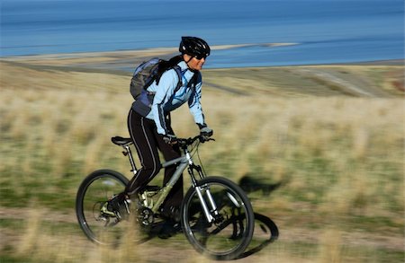 Blur/action shot of female mountain biker Photographie de stock - Aubaine LD & Abonnement, Code: 400-03957497