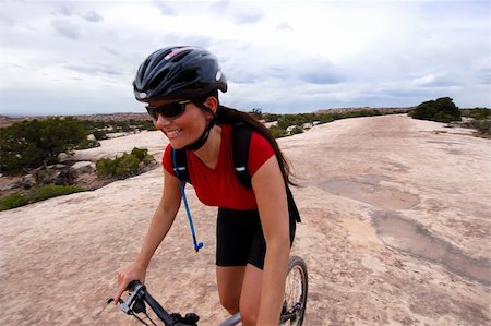 Smiling woman on mountain bike Photographie de stock - Aubaine LD & Abonnement, Code: 400-03957498