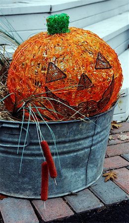 simsearch:600-06808828,k - Bright orange jack-o-lantern for halloween in a bucket Foto de stock - Royalty-Free Super Valor e Assinatura, Número: 400-03957688