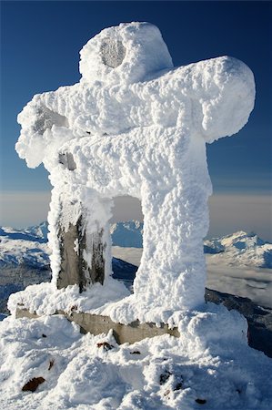 simsearch:400-05175536,k - A snow covered Inuksuk, traditional native design and official symbol of the 2010 winter olympics, welcomes visitors to Whistler, BC. Fotografie stock - Microstock e Abbonamento, Codice: 400-03950101