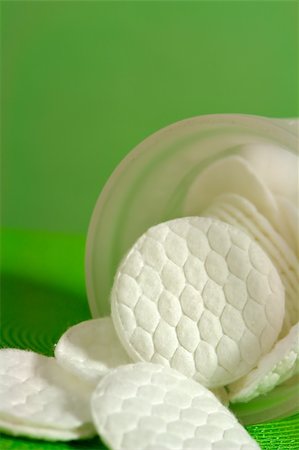simsearch:600-02264014,k - Cotton pads with green background Stock Photo - Budget Royalty-Free & Subscription, Code: 400-03950306