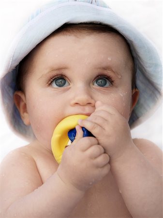 simsearch:400-04986804,k - Cute wet baby with a rubber duck looking up Stockbilder - Microstock & Abonnement, Bildnummer: 400-03950473