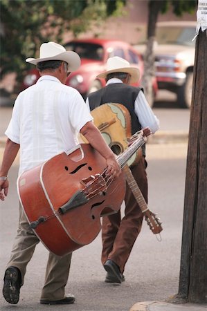 A duo of musicains walks with their instruments. Fotografie stock - Microstock e Abbonamento, Codice: 400-03950509