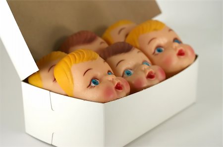 stephconnell (artist) - A close up of plastic doll faces in a box ready for assembly Foto de stock - Super Valor sin royalties y Suscripción, Código: 400-03950652