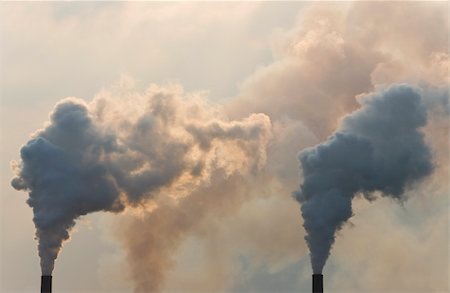 simsearch:400-04035450,k - Industrial smoke stacks pumping out pollution Stockbilder - Microstock & Abonnement, Bildnummer: 400-03950827