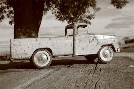 simsearch:400-03945849,k - A photo of an old toy truck taken in black and white. Foto de stock - Royalty-Free Super Valor e Assinatura, Número: 400-03950956