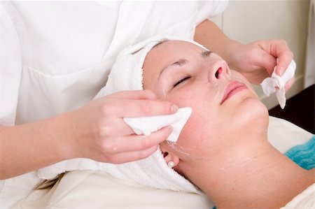 simsearch:400-06131065,k - Lotion being wiped off during a facial at a beauty spa. Stockbilder - Microstock & Abonnement, Bildnummer: 400-03951190