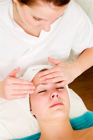 simsearch:400-03912893,k - A woman receiving a facial massage at a beauty spa. Foto de stock - Super Valor sin royalties y Suscripción, Código: 400-03951204