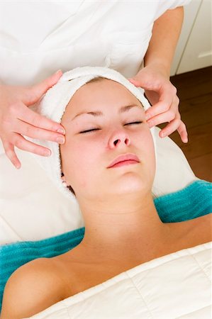 simsearch:400-03951218,k - A woman receiving a facial massage at a beauty spa. Foto de stock - Royalty-Free Super Valor e Assinatura, Número: 400-03951205