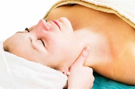 simsearch:400-03951218,k - A woman receiving a facial massage at a beauty spa. Foto de stock - Royalty-Free Super Valor e Assinatura, Número: 400-03951206