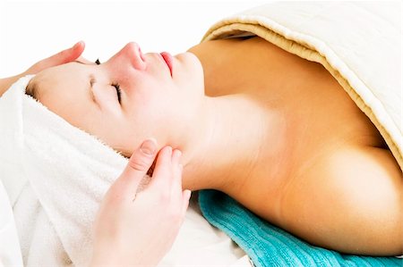 simsearch:400-03951218,k - A woman receiving a facial massage at a beauty spa. Foto de stock - Royalty-Free Super Valor e Assinatura, Número: 400-03951207